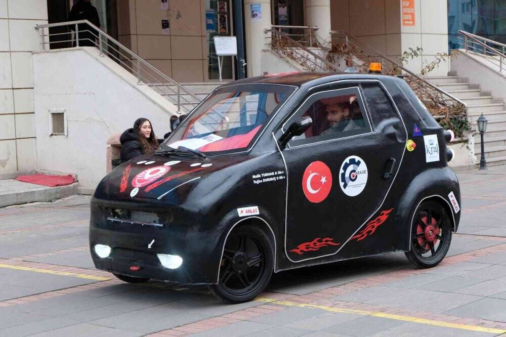 Üniversite öğrencileri 120 km hıza ulaşabilen elektrikli araç yaptı