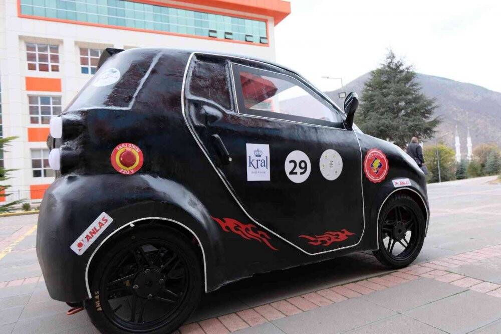 Üniversite öğrencileri 120 km hıza ulaşabilen elektrikli araç yaptı