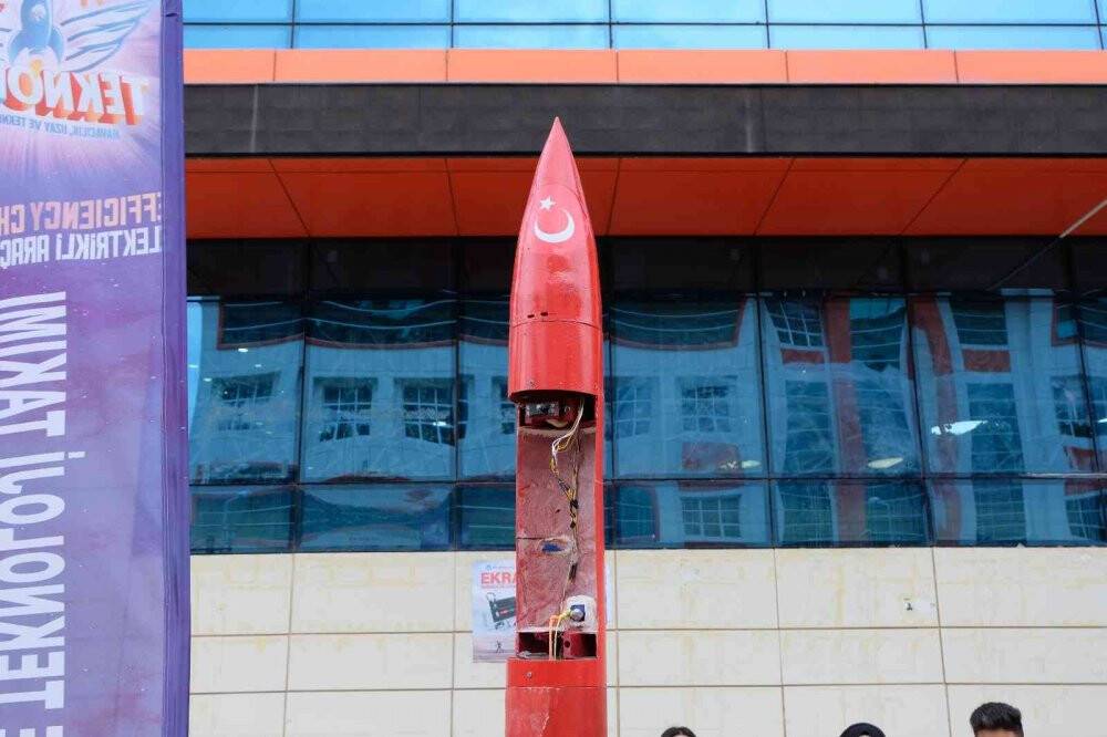 Üniversite öğrencileri 120 km hıza ulaşabilen elektrikli araç yaptı