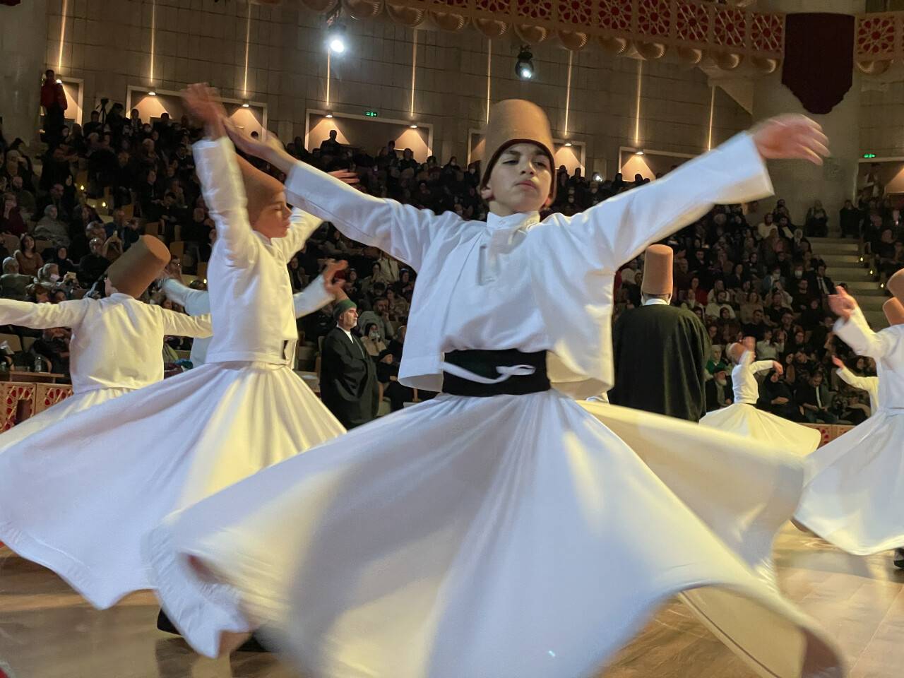 aa-20221216-29752730-29752726-uluslararasi-torenlerde-yer-alan-kucuk-semazenler-semayla-mevlanayi-aniyor.jpg