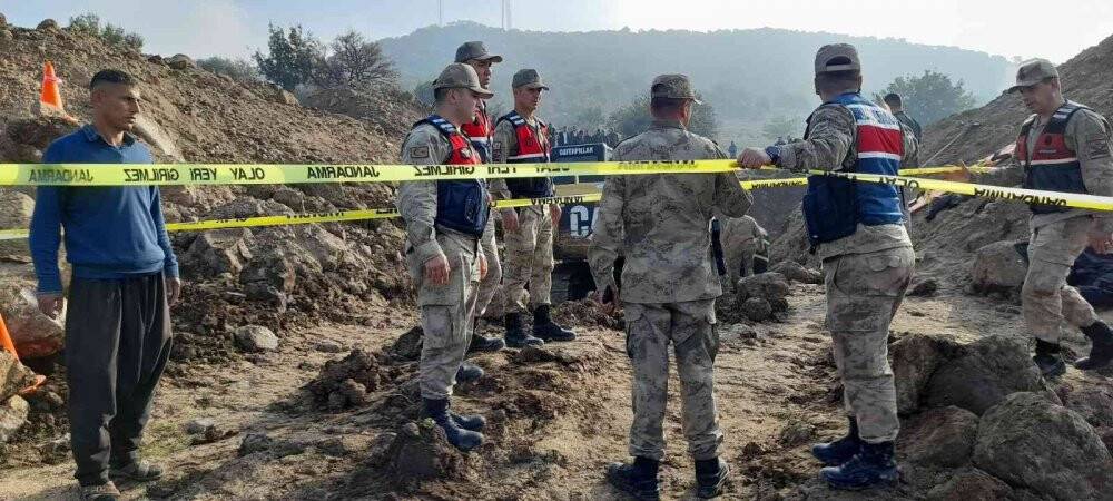 Su kanalı kazısında 2 işçi toprak altında kaldı