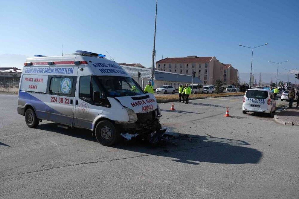Ambulans ile Evde Sağlık Hizmetleri aracı çarpıştı:9 yaralı