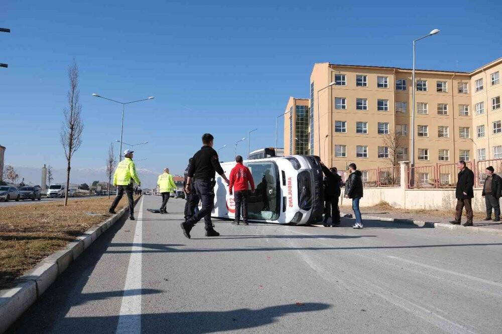 Ambulans ile Evde Sağlık Hizmetleri aracı çarpıştı:9 yaralı
