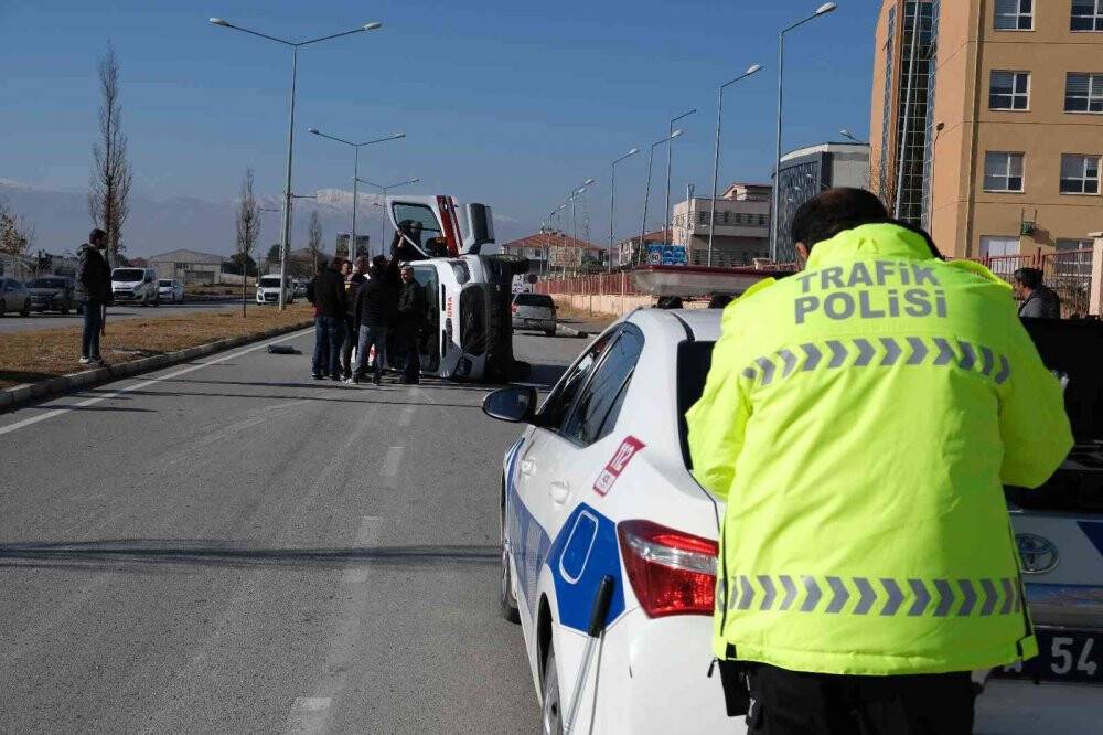 Ambulans ile Evde Sağlık Hizmetleri aracı çarpıştı:9 yaralı