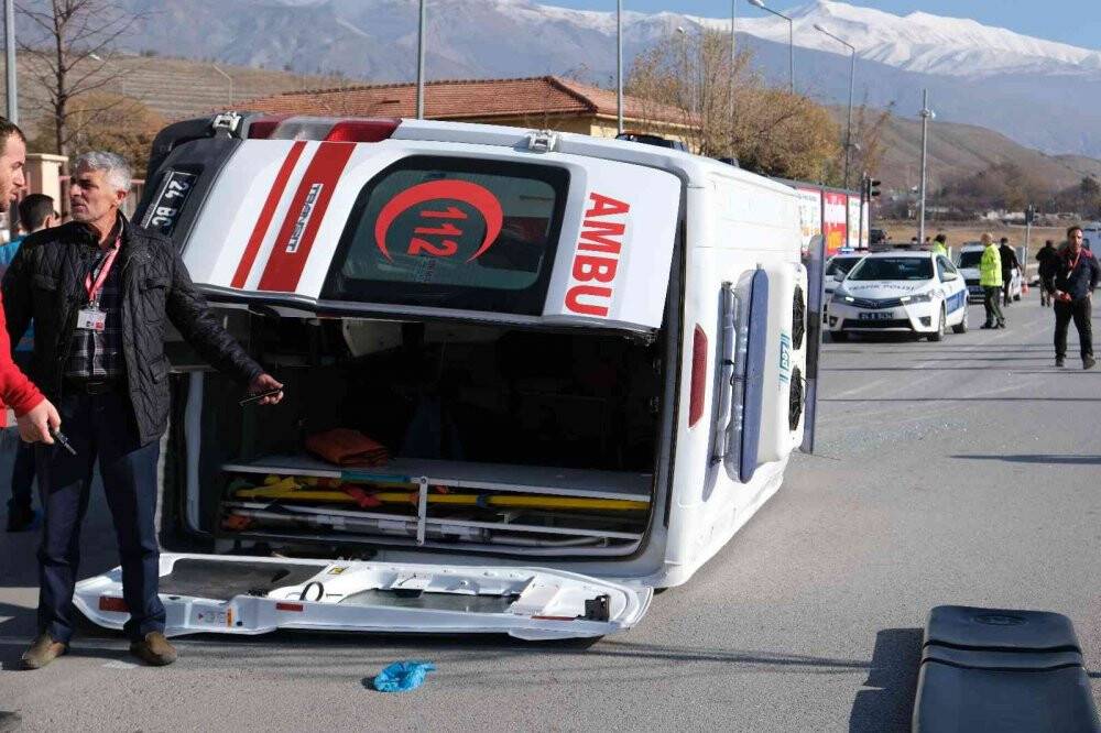 Ambulans ile Evde Sağlık Hizmetleri aracı çarpıştı:9 yaralı