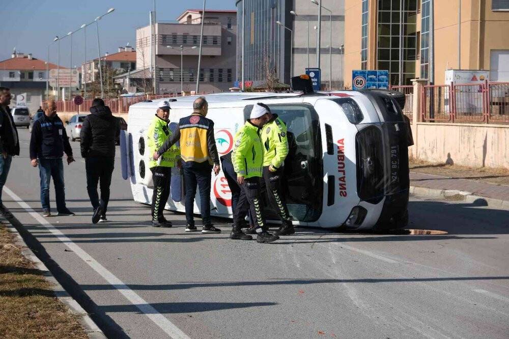 Ambulans ile Evde Sağlık Hizmetleri aracı çarpıştı:9 yaralı