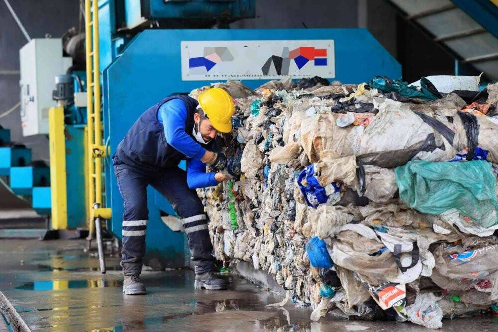 Bu tesiste günde 180 ton evsel atık ayrıştırılıyor