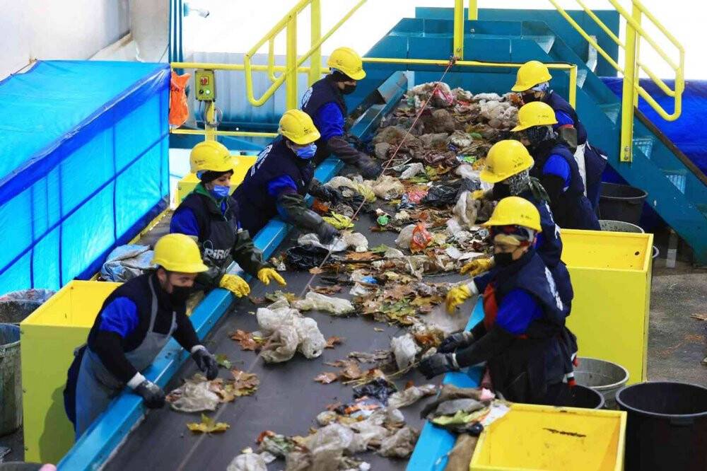 Bu tesiste günde 180 ton evsel atık ayrıştırılıyor