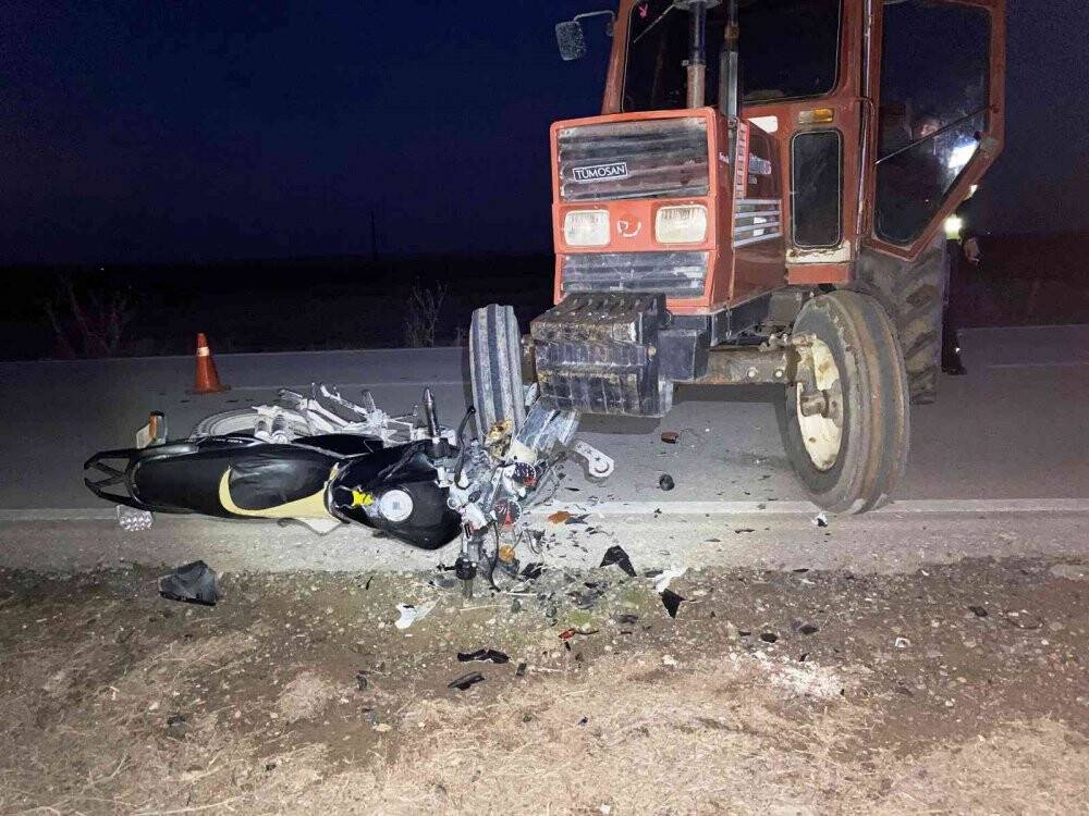 Motosiklet traktörle çarpıştı