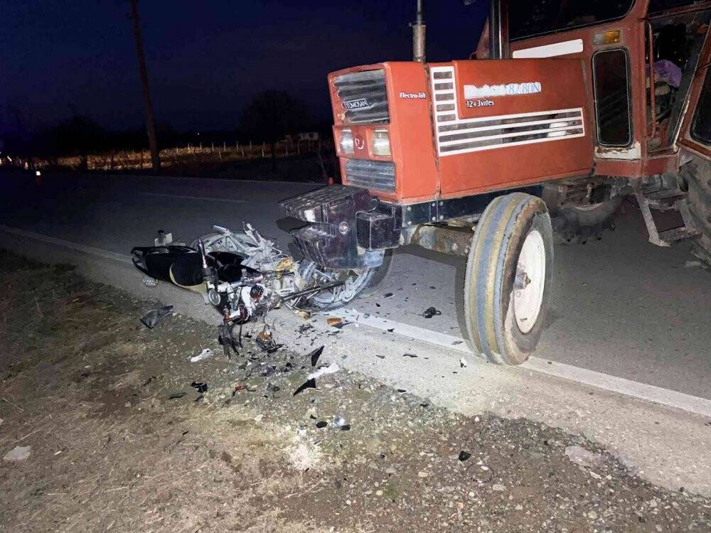 Motosiklet traktörle çarpıştı