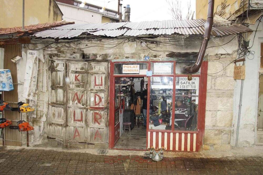 Ata mesleği ayakkabıcılığı babası ile birlikte yapıyor