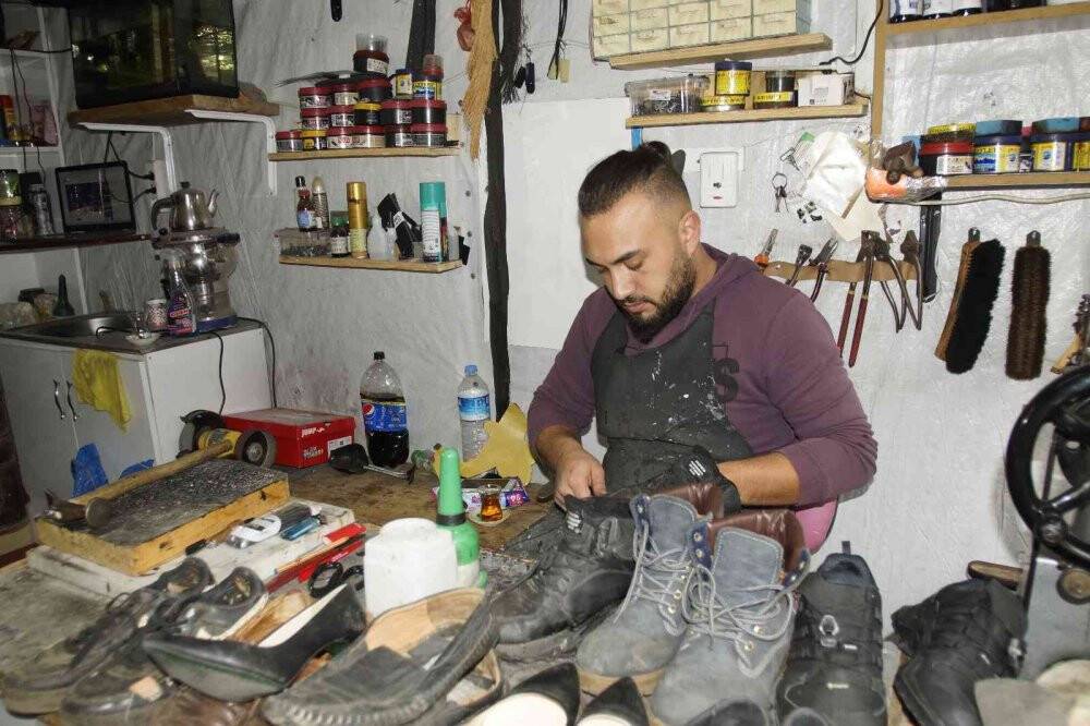 Ata mesleği ayakkabıcılığı babası ile birlikte yapıyor