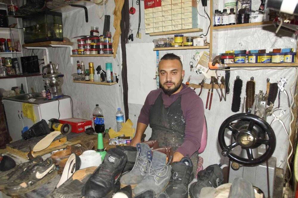 Ata mesleği ayakkabıcılığı babası ile birlikte yapıyor