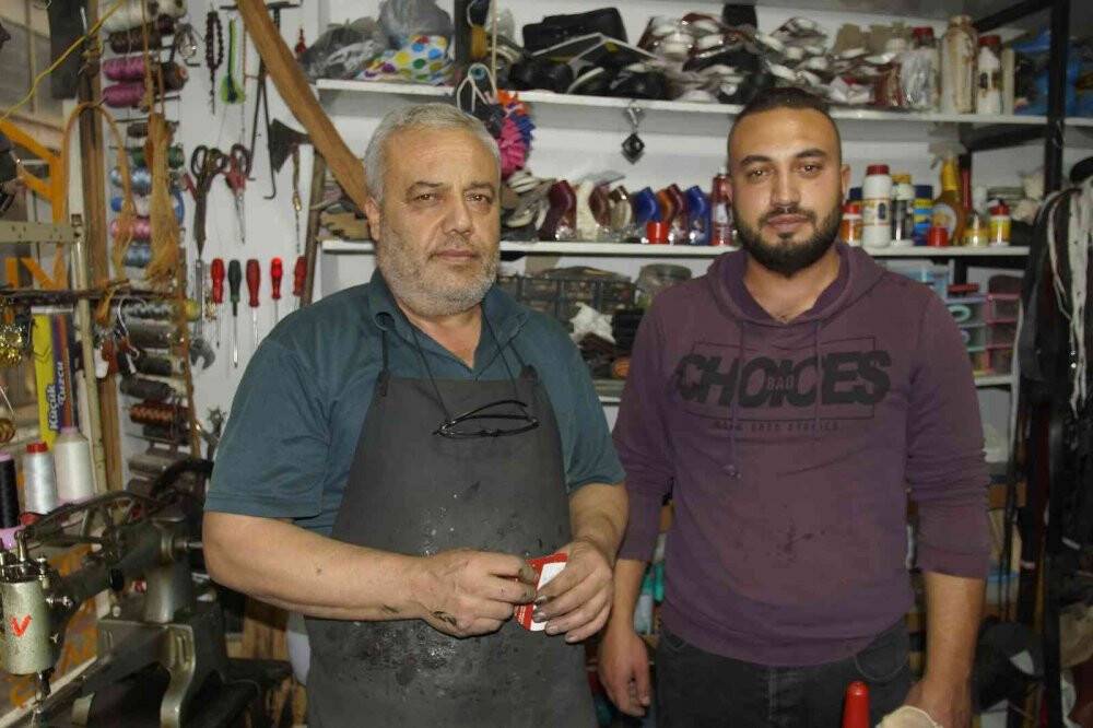 Ata mesleği ayakkabıcılığı babası ile birlikte yapıyor