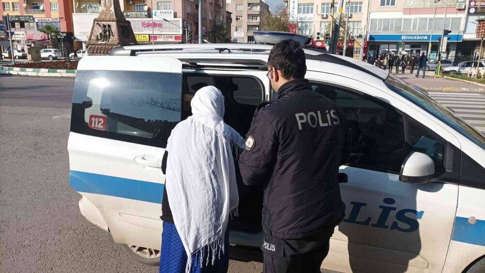Evinin yolunu unutmuştu  yardımına polis yetişti