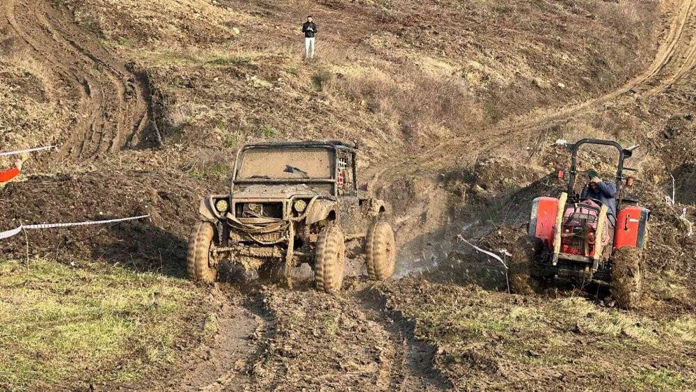 Kadın yarışçılar pistin çamurunu attı
