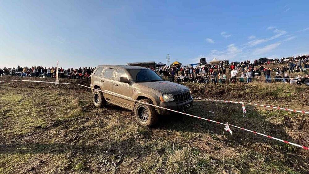 Kadın yarışçılar pistin çamurunu attı