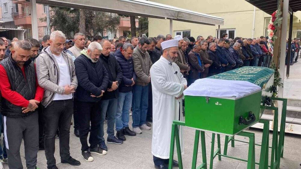 Kızı tarafından bıçaklanarak öldürülen baba toprağa verildi
