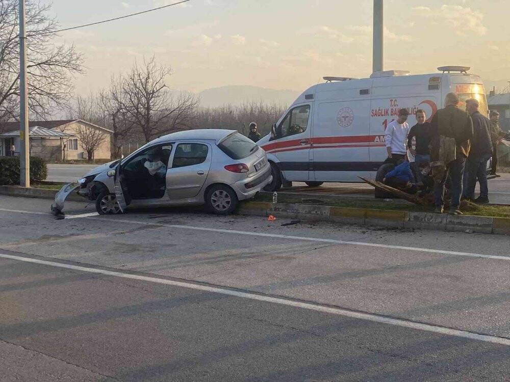 Otomobil ile elektrikli bisiklet çarpıştı: 5 yaralı