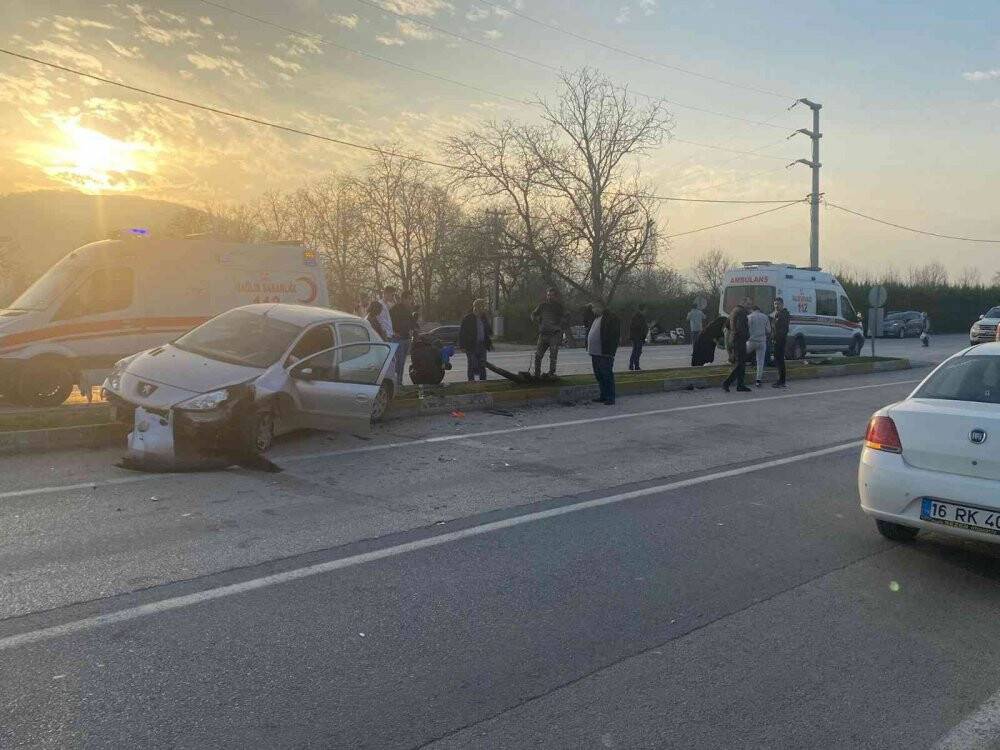 Otomobil ile elektrikli bisiklet çarpıştı: 5 yaralı
