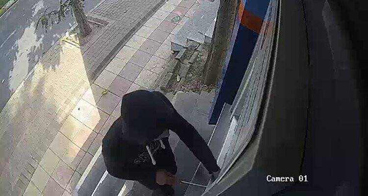 Tornavidayla ATM’leri açıp para çaldılar