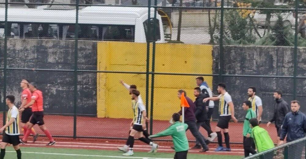 Tribünden sahaya inip golü vermeyen hakeme saldırdı