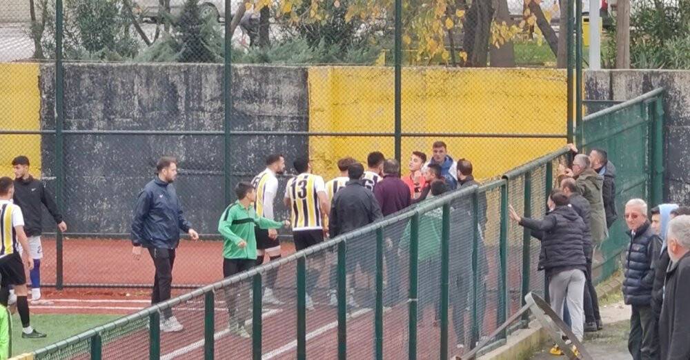 Tribünden sahaya inip golü vermeyen hakeme saldırdı