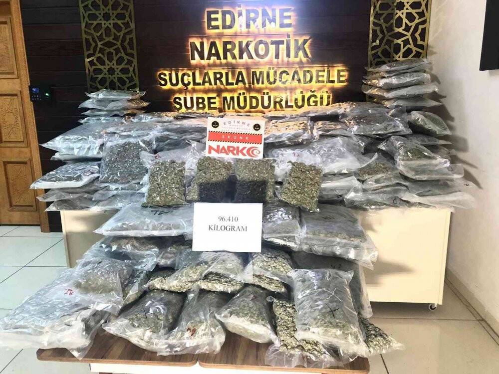 Valizler dolusu uyuşturucuyu çöpe atarken yakalandılar