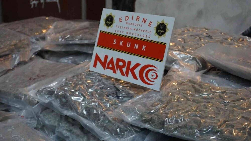 Valizler dolusu uyuşturucuyu çöpe atarken yakalandılar