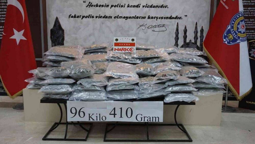 Valizler dolusu uyuşturucuyu çöpe atarken yakalandılar