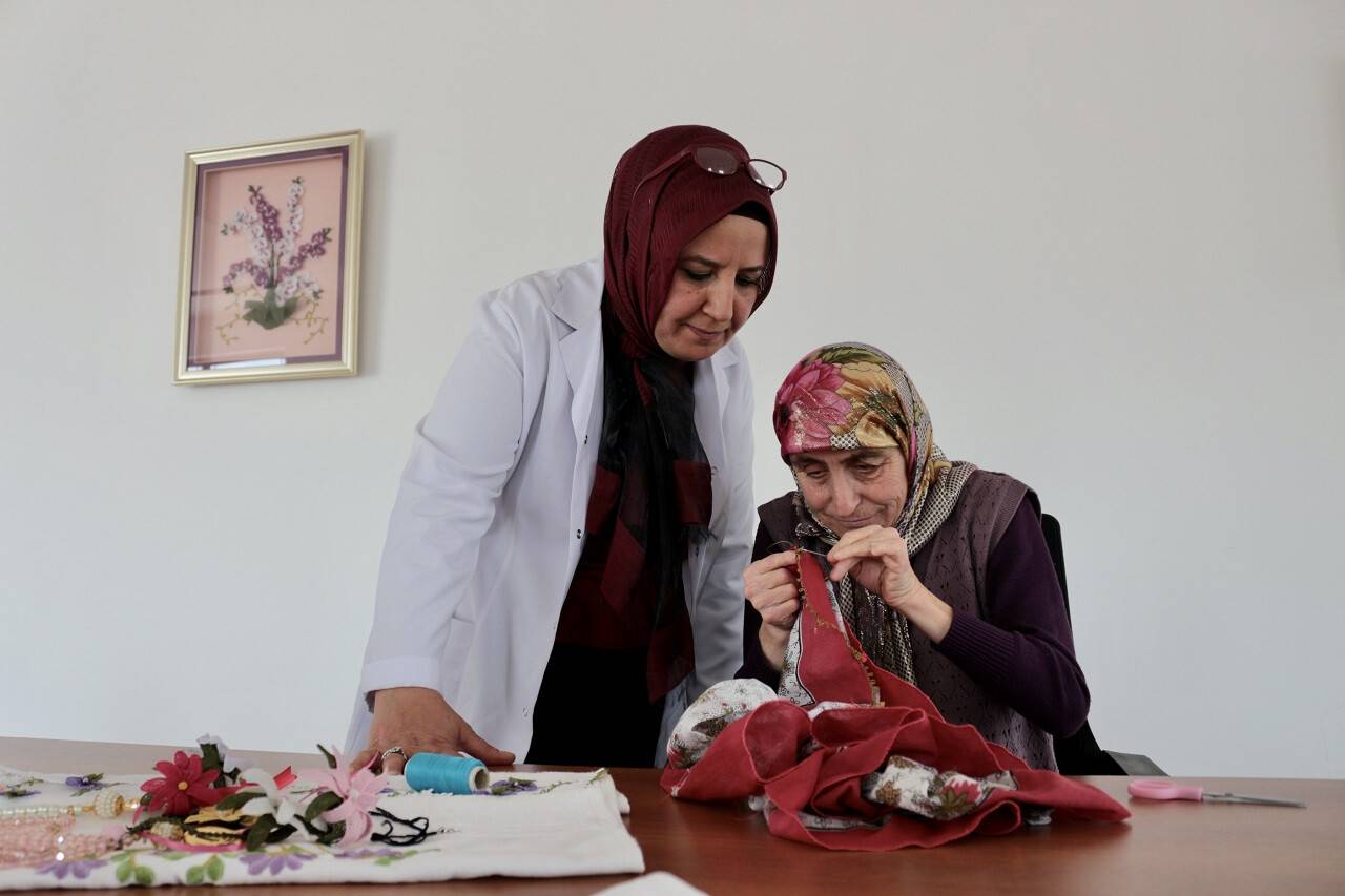 aa-20221219-29781940-29781932-ogretmenlik-hayalinden-vazgecmeyen-ev-hanimi-51-yasinda-el-sanatlari-egitmeni-oldu.jpg