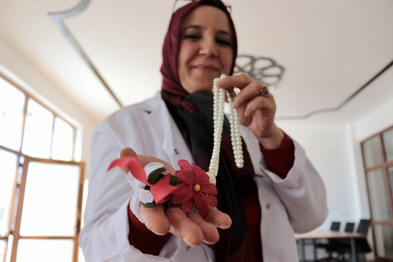 aa-20221219-29781940-29781933-ogretmenlik-hayalinden-vazgecmeyen-ev-hanimi-51-yasinda-el-sanatlari-egitmeni-oldu.jpg