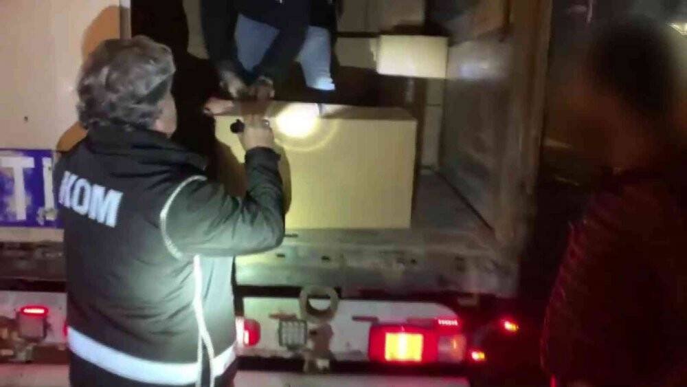 Konya’da bir tır dolusu gümrük kaçağı sigara ele geçirildi