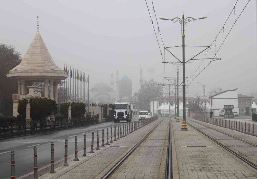 Konya’da sis uçak seferleri iptal ettirdi