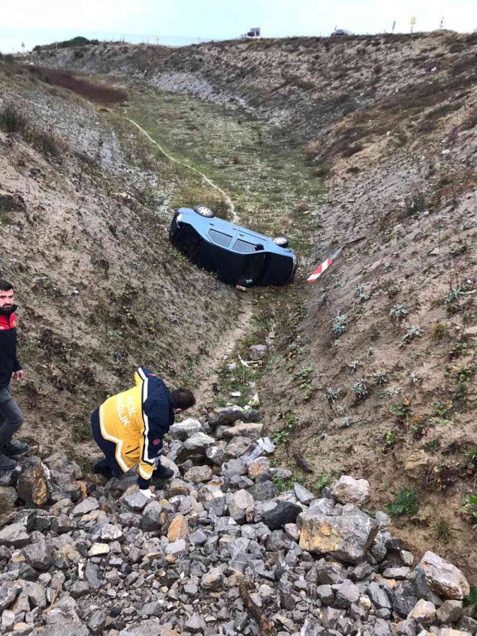 Otomobil uçuruma yuvarlandı