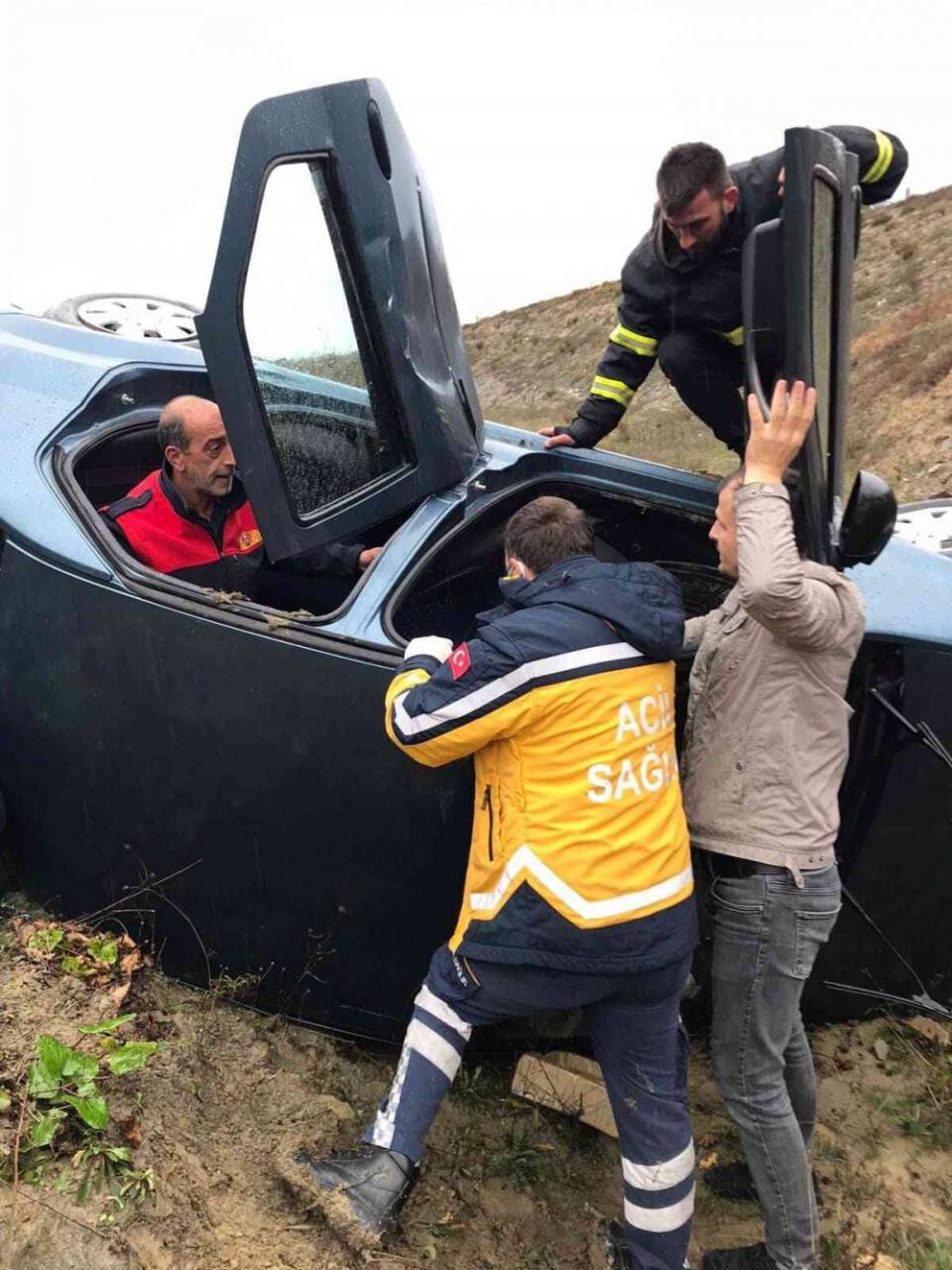 Otomobil uçuruma yuvarlandı