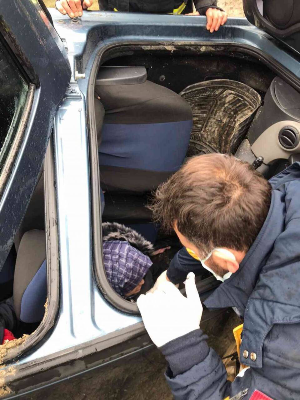 Otomobil uçuruma yuvarlandı