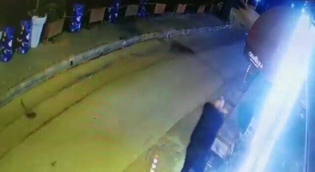 Valeler sokak ortasında birbirlerine kurşun yağdırdı