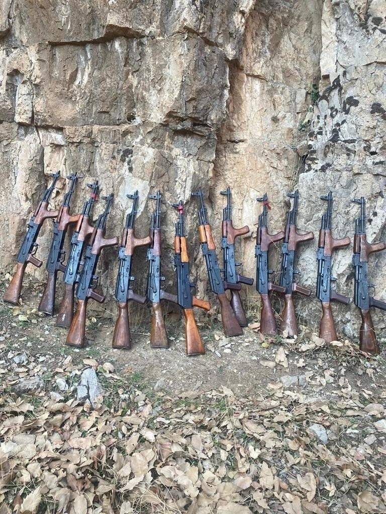 Cudi’de teröristlere ait depoda 13 kalaşnikof