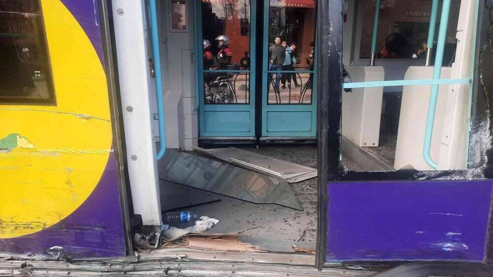 Kabataş’ta tramvay raydan çıktı yaralılar var