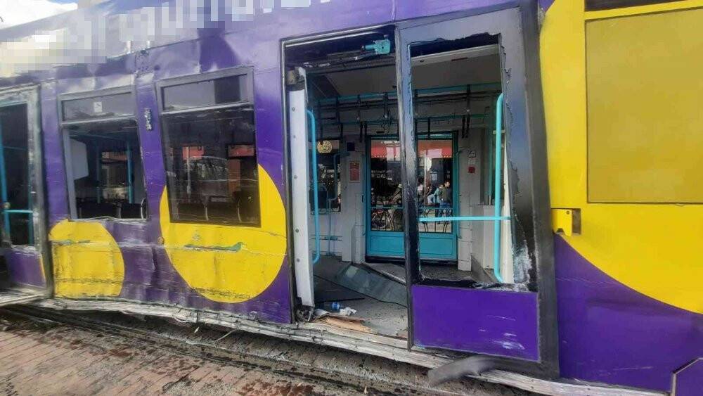 Kabataş’ta tramvay raydan çıktı yaralılar var