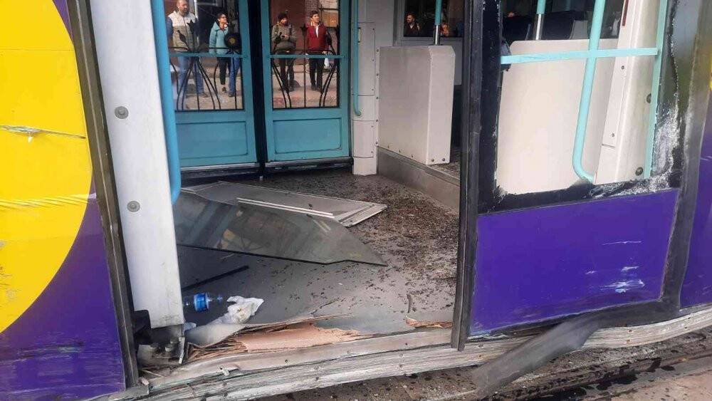 Kabataş’ta tramvay raydan çıktı yaralılar var
