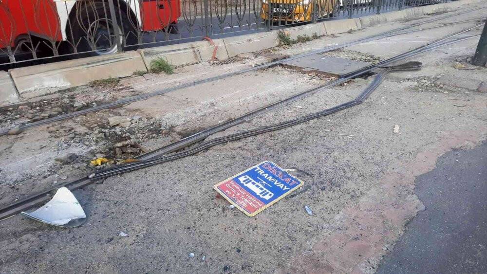 Kabataş’ta tramvay raydan çıktı yaralılar var