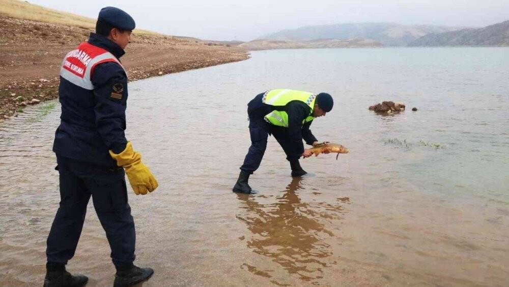 Sulama barajında bin metrelik misina ağı ele geçirildi
