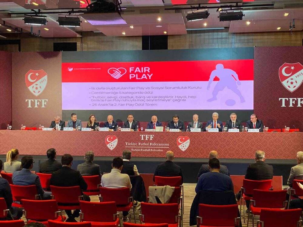 TFF Başkanı Büyükekşi: Hakemin yanına fazladan gelen oyuncuya para cezası vereceğiz