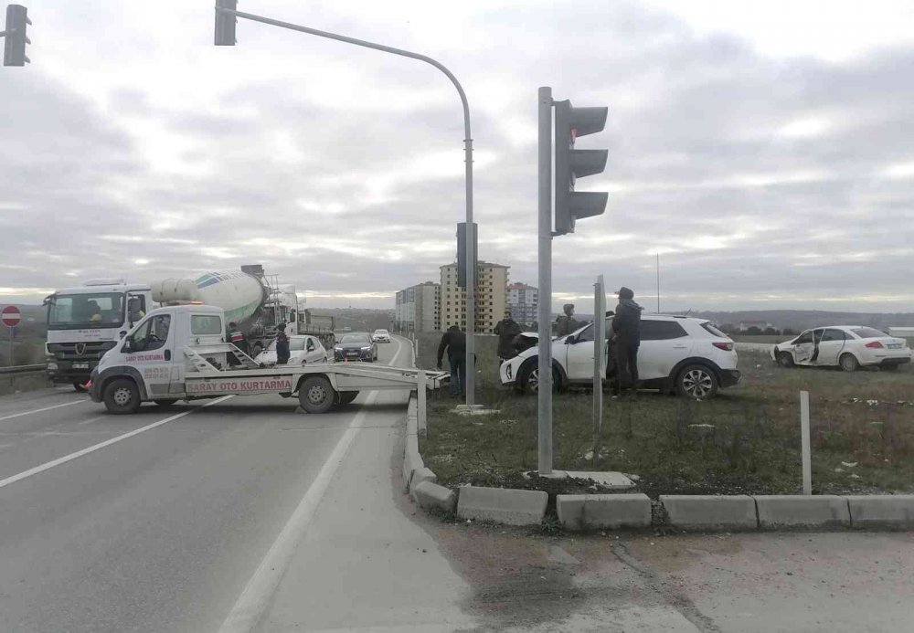 Işık ihlali kaza getirdi: 3 yaralı