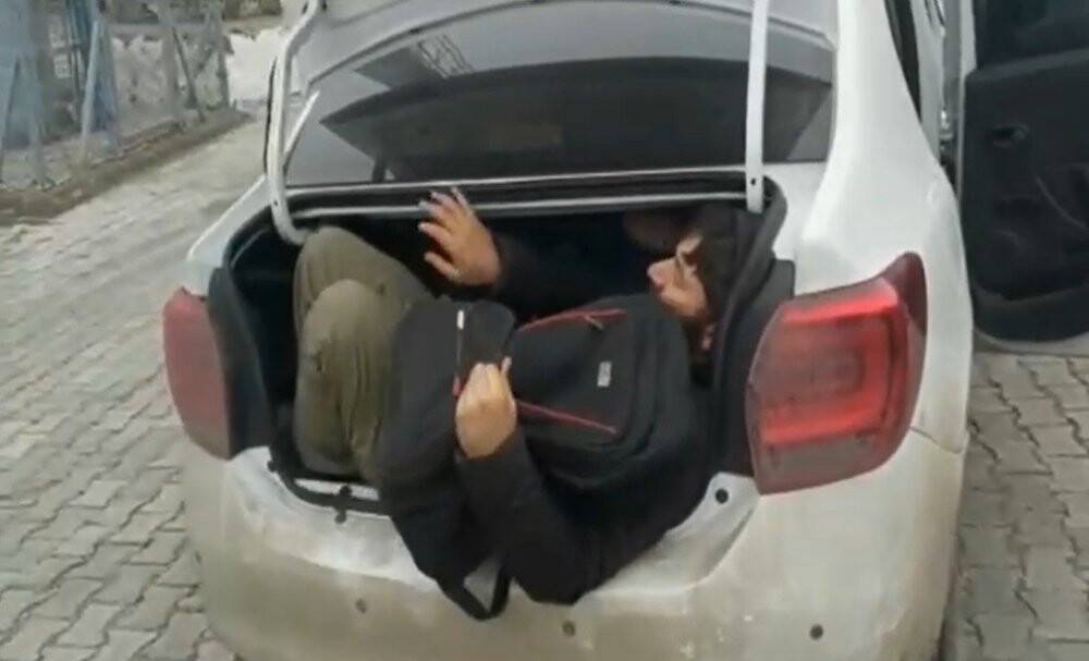 14 düzensiz göçmen bir otomobilden çıktı