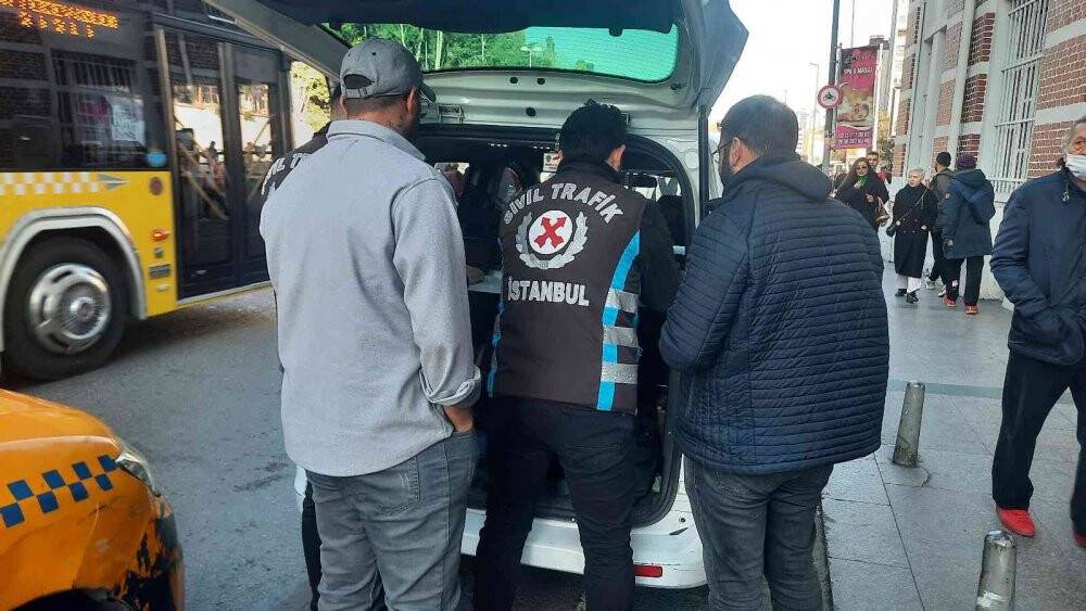 Denetime ağzında sigarayla takıldı