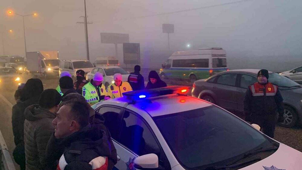 İşçi servisi tıra arkadan çarptı: 12  yaralı