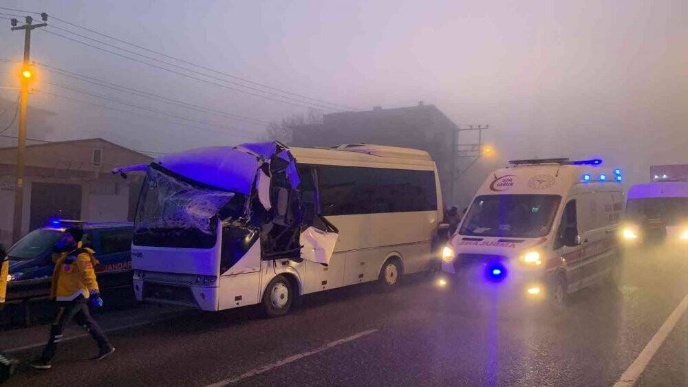 İşçi servisi tıra arkadan çarptı: 12  yaralı